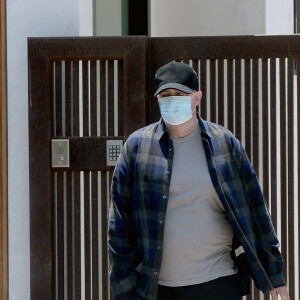 Exclusif - Matthew Perry, masqué en raison de l'épidémie de coronavirus (Covid-19), se promène à Los Angeles, le 12 juin 2020.