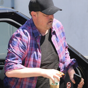 Exclusif - L'acteur de 50 ans, Matthew Perry ("Friends") rentre chez lui avec une cigarette à la main et un café. Malibu. Le 9 juin 2020.