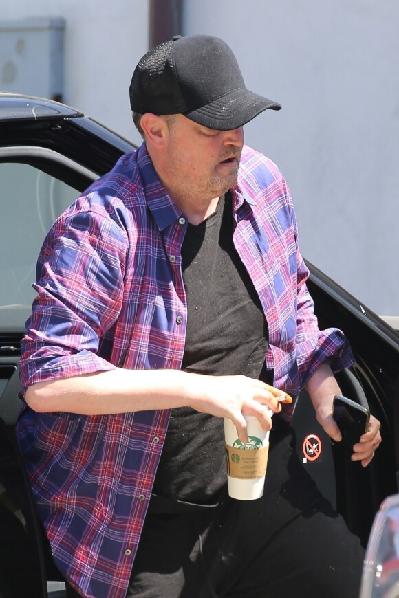 Exclusif - L'acteur de 50 ans, Matthew Perry ("Friends") rentre chez lui avec une cigarette à la main et un café. Malibu. Le 9 juin 2020.