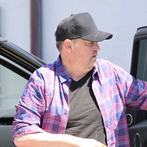 Exclusif - L'acteur de 50 ans, Matthew Perry ("Friends") rentre chez lui avec une cigarette à la main et un café. Malibu. Le 9 juin 2020.