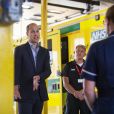 Le prince William, duc de Cambridge prend sa température avant d'arriver dans les locaux des services ambulanciers de Ling's Lynn, le 16 juin 2020.