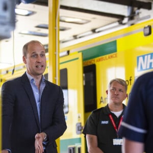 Le prince William, duc de Cambridge prend sa température avant d'arriver dans les locaux des services ambulanciers de Ling's Lynn, le 16 juin 2020.