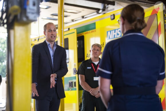 Le prince William, duc de Cambridge prend sa température avant d'arriver dans les locaux des services ambulanciers de Ling's Lynn, le 16 juin 2020.