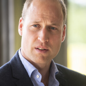 Le prince William, duc de Cambridge prend sa température avant d'arriver dans les locaux des services ambulanciers de Ling's Lynn, le 16 juin 2020.