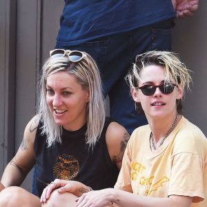 Exclusif - Kristen Stewart plaisante et embrasse tendrement sa compagne Dylan Meyer dans les rues de New York, 15 août 2019.