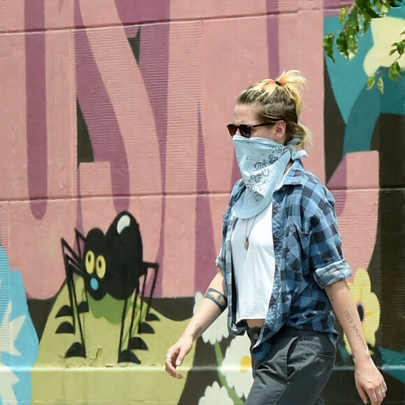 Exclusif - Kristen Stewart et sa compagne Dylan Meyer participent à la manifestation de soutien à Los Angeles lors de la Black Lives Matter rally en hommage à George Floyd le 2 juin 2020.