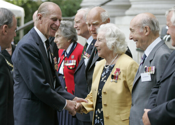 Rétro - Décès de Vera Lynn - Le prince Philip au Musée impérial de la guerre à Londres et Vera Lynn le 15 aout 2005.