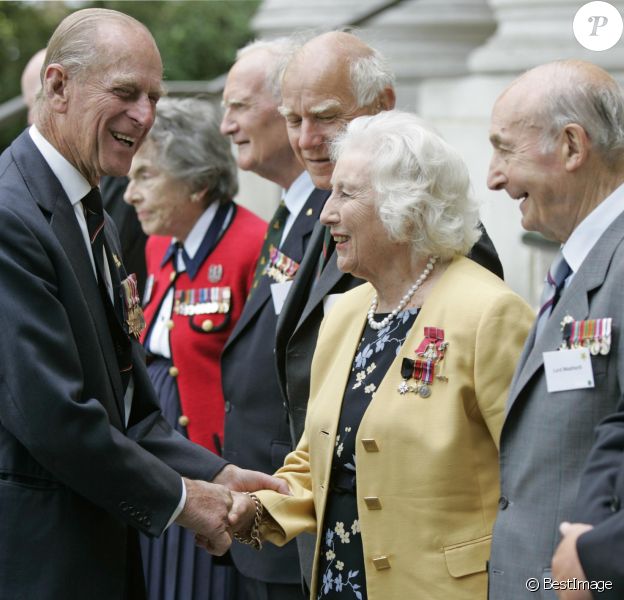Rétro - Décès de Vera Lynn - Le prince Philip au Musée impérial de la guerre à Londres et Vera Lynn le 15 aout 2005.