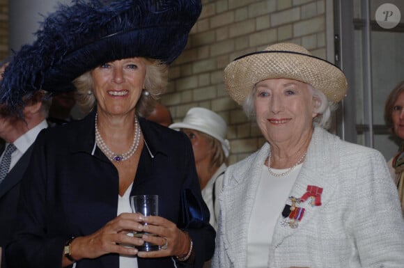 Rétro - Décès de Vera Lynn - La duchesse de Cornouailles (à gauche) et dame Vera Lynn lors d'une réception au ministère de la Défense dans le centre de Londres pour souligner le 65e anniversaire de la bataille d'Angleterre, le 18 septembre 2005.