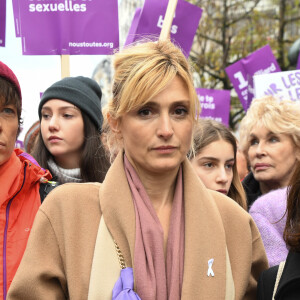 Julie Gayet - De nombreuses artistes et personnalités marchent contre les violences sexistes et sexuelles (marche organisée par le collectif NousToutes) de place de l'Opéra jusqu'à la place de la Nation à Paris le 23 Novembre 2019 © Coadic Guirec / Bestimage