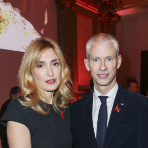 Julie Gayet et Franck Riester, ministre de la Culture, lors de la soirée de gala de la 18e édition du "Dîner de la mode du Sidaction" au Pavillon Cambon Capucines - Potel et Chabot à Paris, France, le 23 janvier 2020. © Olivier Borde/Bestimage