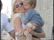 Gwyneth Paltrow à l'aéroport a un petit problème avec sa poitrine... et Chris Martin ne se soucie pas de sa fille !