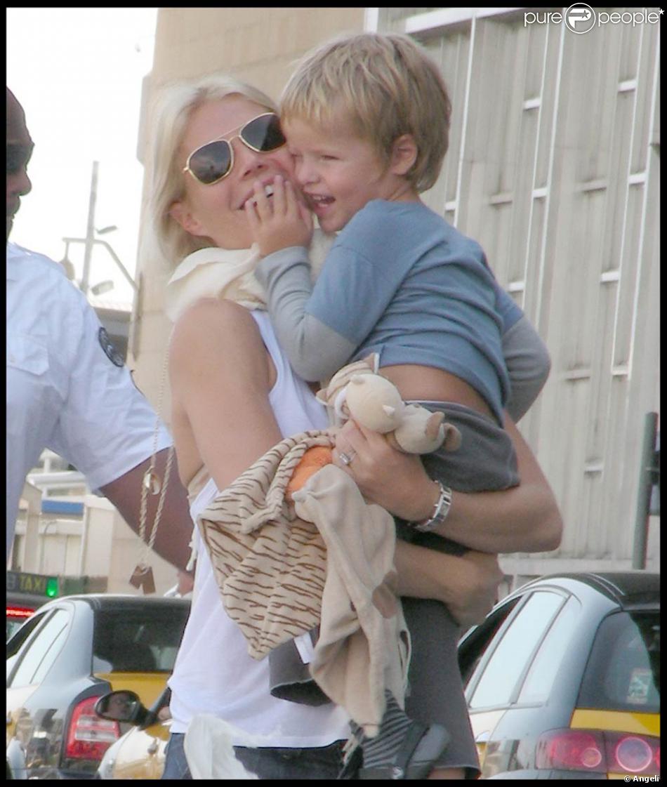 Gwyneth Paltrow et son fils Moses, à l'aéroport de Barcelone, en Espagne, le 6 septembre 2009 ...
