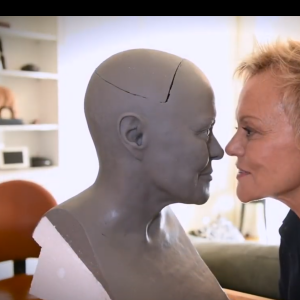 Muriel Robin pose pour sa statue de cire au Musée Grévin à Paris, janvier 2020.