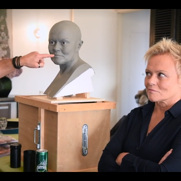 Muriel Robin pose pour sa statue de cire au Musée Grévin à Paris, janvier 2020.