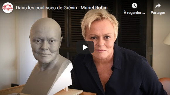 Muriel Robin pose pour sa statue de cire au Musée Grévin à Paris, janvier 2020.