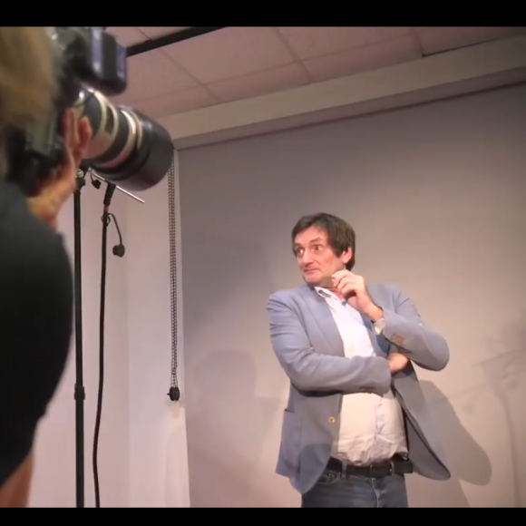 Pierre Palmade pose pour sa statue de cire au Musée Grévin à Paris, janvier 2020.