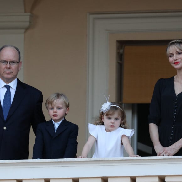 Le prince Albert II de Monaco, le prince Jacques, la princesse Gabriella, la princesse Charlène - La famille princière de Monaco assiste au feu de la Saint Jean dans la cours du palais princier à Monaco le 23 juin 2020. La soirée est animée par le groupe folklorique "La Palladienne". © Jean-Charles Vinaj / Pool Monaco / Bestimage