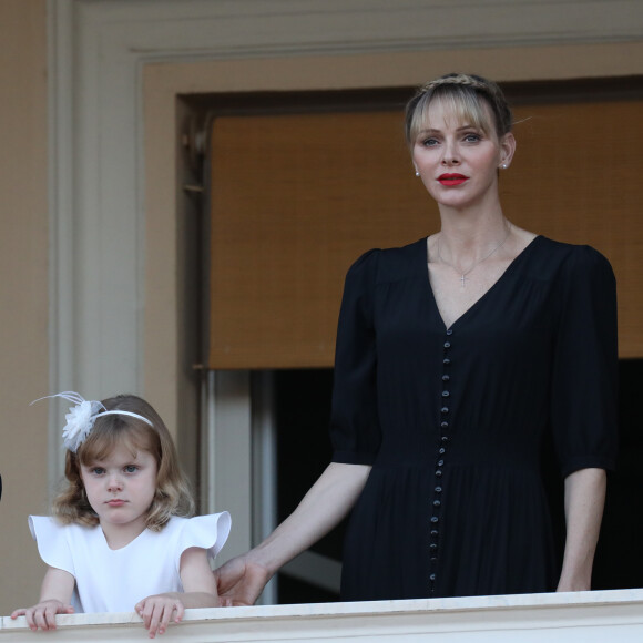 La princesse Charlène de Monaco avec la princesse Gabriella - La famille princière de Monaco assiste au feu de la Saint Jean dans la cours du palais princier à Monaco le 23 juin 2020. La soirée est animée par le groupe folklorique "La Palladienne". © Jean-Charles Vinaj / Pool Monaco / Bestimage