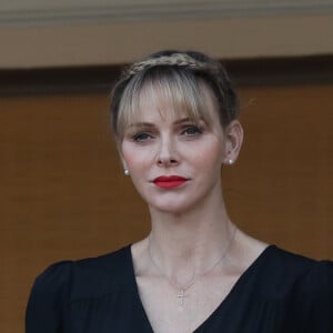 La princesse Charlène de Monaco - La famille princière de Monaco assiste au feu de la Saint Jean dans la cours du palais princier à Monaco le 23 juin 2020. La soirée est animée par le groupe folklorique "La Palladienne". © Jean-Charles Vinaj / Pool Monaco / Bestimage