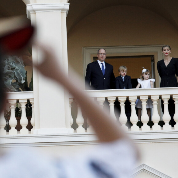 Le prince Albert II de Monaco, la princesse Charlène et leurs enfants le prince Jacques et la princesse Gabriella - La famille princière de Monaco assiste au feu de la Saint Jean dans la cours du palais princier à Monaco le 23 juin 2020. La soirée est animée par le groupe folklorique "La Palladienne". © Dylan Meiffret / Nice Matin / Bestimage