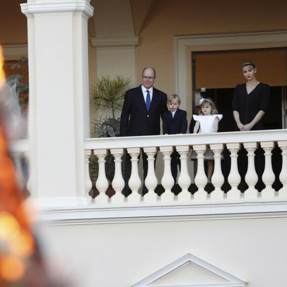 Le prince Albert II de Monaco, la princesse Charlène et leurs enfants le prince Jacques et la princesse Gabriella - La famille princière de Monaco assiste au feu de la Saint Jean dans la cours du palais princier à Monaco le 23 juin 2020. La soirée est animée par le groupe folklorique "La Palladienne". © Dylan Meiffret / Nice Matin / Bestimage