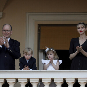 Le prince Albert II de Monaco, la princesse Charlène et leurs enfants le prince Jacques et la princesse Gabriella - La famille princière de Monaco assiste au feu de la Saint Jean dans la cours du palais princier à Monaco le 23 juin 2020. La soirée est animée par le groupe folklorique "La Palladienne". © Dylan Meiffret / Nice Matin / Bestimage