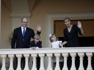 Jacques et Gabriella de Monaco boudeurs, mais adorables, au balcon du palais