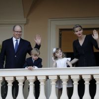 Jacques et Gabriella de Monaco boudeurs, mais adorables, au balcon du palais