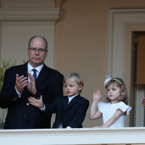 Le prince Albert II de Monaco, le prince Jacques, la princesse Gabriella, la princesse Charlène - La famille princière de Monaco assiste au feu de la Saint Jean dans la cours du palais princier à Monaco le 23 juin 2020. La soirée est animée par le groupe folklorique "La Palladienne". © Jean-Charles Vinaj / Pool Monaco / Bestimage