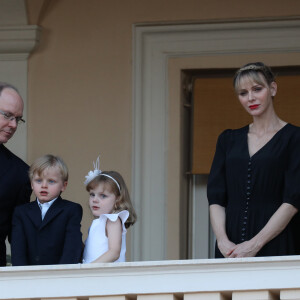 Le prince Albert II de Monaco, le prince Jacques, la princesse Gabriella, la princesse Charlène - La famille princière de Monaco assiste au feu de la Saint Jean dans la cours du palais princier à Monaco le 23 juin 2020. La soirée est animée par le groupe folklorique "La Palladienne". © Jean-Charles Vinaj / Pool Monaco / Bestimage