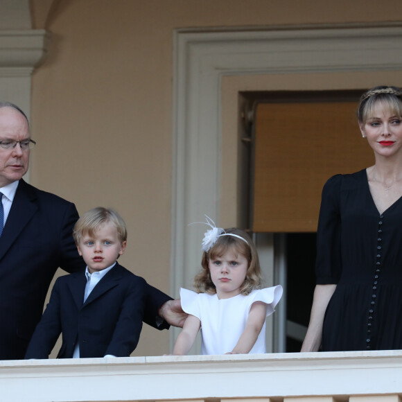 Le prince Albert II de Monaco, le prince Jacques, la princesse Gabriella, la princesse Charlène - La famille princière de Monaco assiste au feu de la Saint Jean dans la cours du palais princier à Monaco le 23 juin 2020. La soirée est animée par le groupe folklorique "La Palladienne". © Jean-Charles Vinaj / Pool Monaco / Bestimage