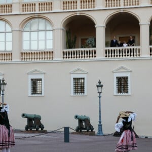 Le prince Albert II de Monaco, le prince Jacques, la princesse Gabriella, la princesse Charlène - La famille princière de Monaco assiste au feu de la Saint Jean dans la cours du palais princier à Monaco le 23 juin 2020. La soirée est animée par le groupe folklorique "La Palladienne". © Jean-Charles Vinaj / Pool Monaco / Bestimage