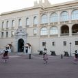 Le prince Albert II de Monaco, le prince Jacques, la princesse Gabriella, la princesse Charlène - La famille princière de Monaco assiste au feu de la Saint Jean dans la cours du palais princier à Monaco le 23 juin 2020. La soirée est animée par le groupe folklorique "La Palladienne". © Jean-Charles Vinaj / Pool Monaco / Bestimage