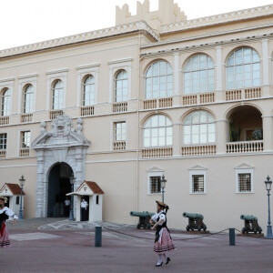 Le prince Albert II de Monaco, le prince Jacques, la princesse Gabriella, la princesse Charlène - La famille princière de Monaco assiste au feu de la Saint Jean dans la cours du palais princier à Monaco le 23 juin 2020. La soirée est animée par le groupe folklorique "La Palladienne". © Jean-Charles Vinaj / Pool Monaco / Bestimage