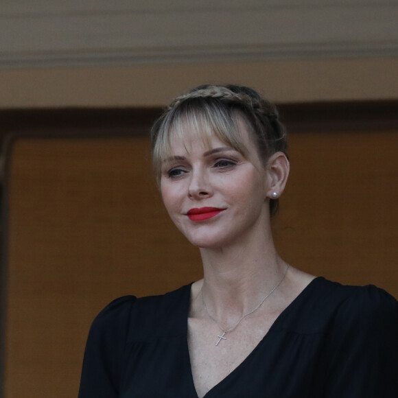 La princesse Charlène de Monaco - La famille princière de Monaco assiste au feu de la Saint Jean dans la cours du palais princier à Monaco le 23 juin 2020. La soirée est animée par le groupe folklorique "La Palladienne". © Jean-Charles Vinaj / Pool Monaco / Bestimage