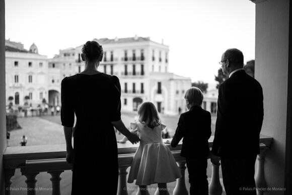 Le prince Albert de Monaco, son épouse Charlene et leurs enfants, Jacques et Gabriella, au balcon du palais princier pour la fête de la Saint Jean, le 23 juin 2020, à Monaco. © Photos : Eric Mathon / Palais Princier