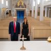 Le président Donald et sa femme Melania Trump se recueillent dans l'eglise Redemptor Hominis Church qui honore le pape Jean Paul 2, le 2 juin 2020