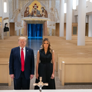Le président Donald et sa femme Melania Trump se recueillent dans l'eglise Redemptor Hominis Church qui honore le pape Jean Paul 2, le 2 juin 2020