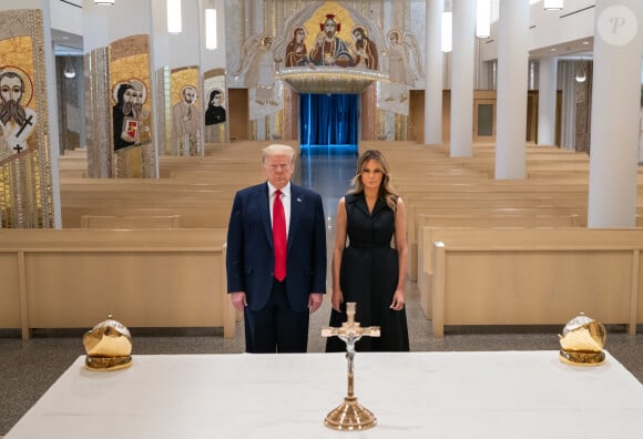 Le président Donald et sa femme Melania Trump se recueillent dans l'eglise Redemptor Hominis Church qui honore le pape Jean Paul 2, le 2 juin 2020