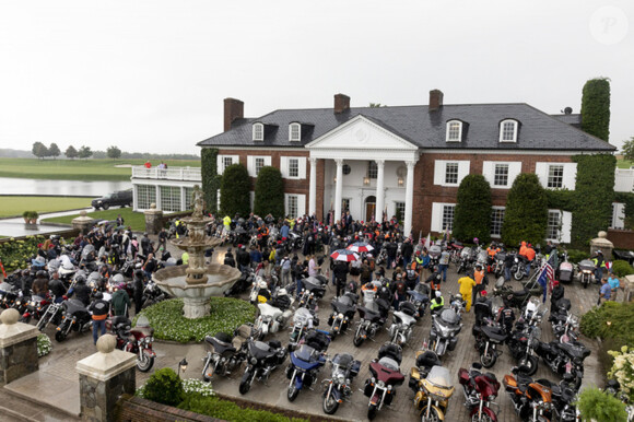 Le président Donald Trump reçoit les membres de l'association "Bikers for Trump" au Trump National Golf à Bedminster le 11 août 2018.