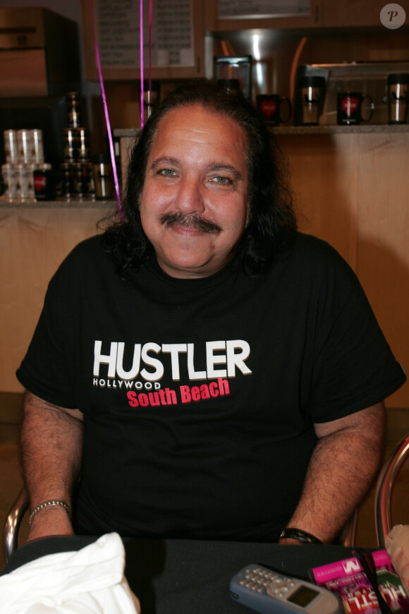 Archives - Ron Jeremy, acteur de film X, est accusé de viol et d'agression sexuelle. Ron Jeremy a tourné dans plus de 2000 films pornos depuis la fin des années 1970. Il est accusé de quatre agressions qui auraient été commises entre 2014 et 2019. Selon un communiqué des services du procureur de Los Angeles, l'acteur a été officiellement accusé de quatre agressions distinctes qui auraient été commises entre 2014 et 2019. Un viol aurait été commis en 2014 à son domicile de Los Angeles, les trois autres cas dans un bar d'Hollywood, entre 2017 et 2019.