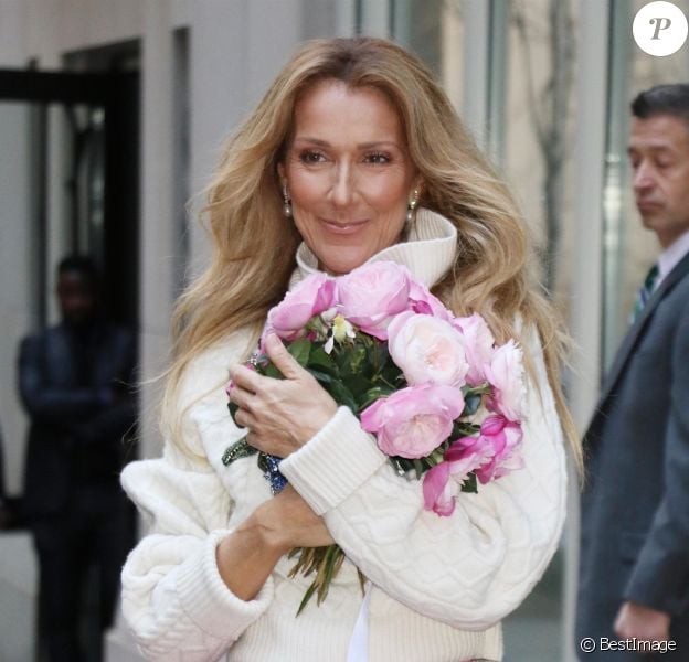 Celine Dion salue ses fans à la sortie de son hôtel à New York, le 8 mars 2020