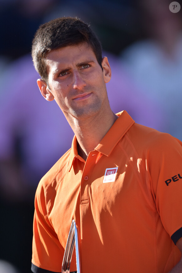 Novak Djokovic - Stanislas Wawrinka remporte le trophée lors de la finale Homme des Internationaux de tennis du tournoi de Roland-Garros, en battant Novak Djokovic, le 7 juin 2015.