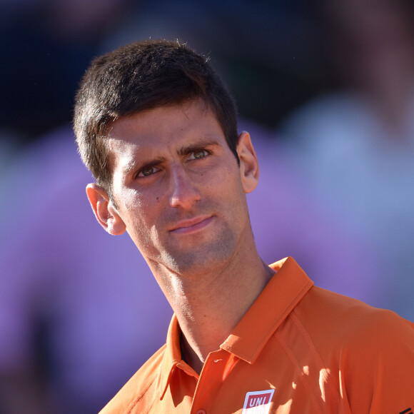 Novak Djokovic - Stanislas Wawrinka remporte le trophée lors de la finale Homme des Internationaux de tennis du tournoi de Roland-Garros, en battant Novak Djokovic, le 7 juin 2015.