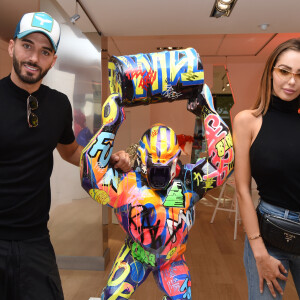 Exclusif - Nabilla Benattia et son compagnon Thomas Vergara rendent visite à Richard Orlinski dans sa galerie du 68 Rue du Faubourg Saint-Honoré à Paris le 27 septembre 2018. © Giancarlo Gorassini/Bestimage