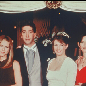 Archives - Matthew Perry, Jennifer Aniston, David Schwimmer, Helen Baxendale, Courteney Cox et Matt Leblanc dans la série "Friends". 1990.