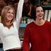 Jennifer Aniston et Courteney Cox dans la saison 4 de "Friends". 1997.