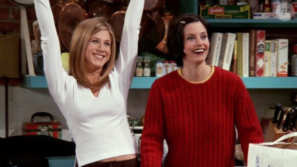 Jennifer Aniston et Courteney Cox dans la saison 4 de "Friends". 1997.