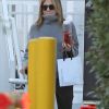 Exclusif - Jennifer Aniston quitte l'institut de beauté "Shani Darden" à Beverly Hills, avec une bouteille d'eau fruitée à la main, le 15 janvier 2020.